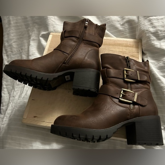 Style Torrid Brown Chunky Zip Ankle Bootie Lug-Heel Faux Leather 8W Worn… - Picture 3 of 9